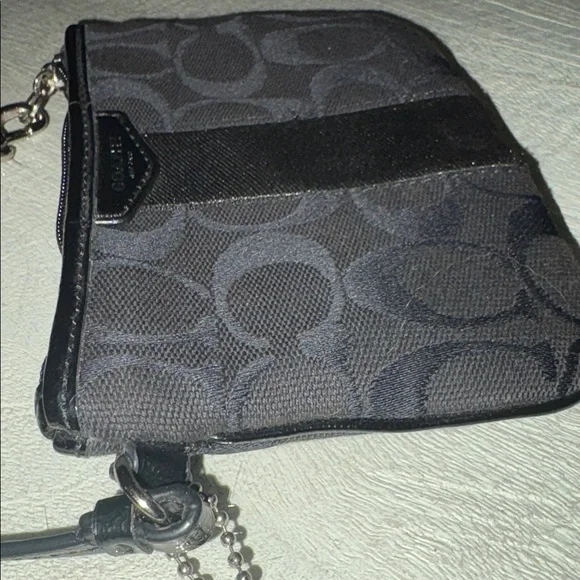 Coach - Wristlet Wallet - Black Signature Monogram CC / Canvas and leather EUC🩷 - Picture 8 of 16